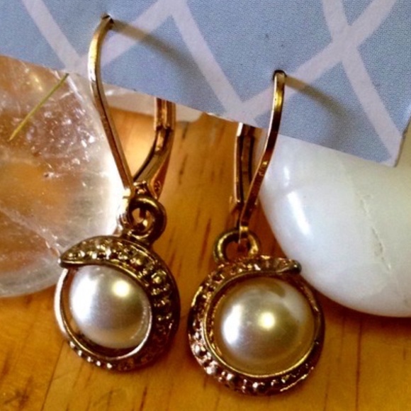 VINTAGE Jewelry - Vintage pearl hook earrings